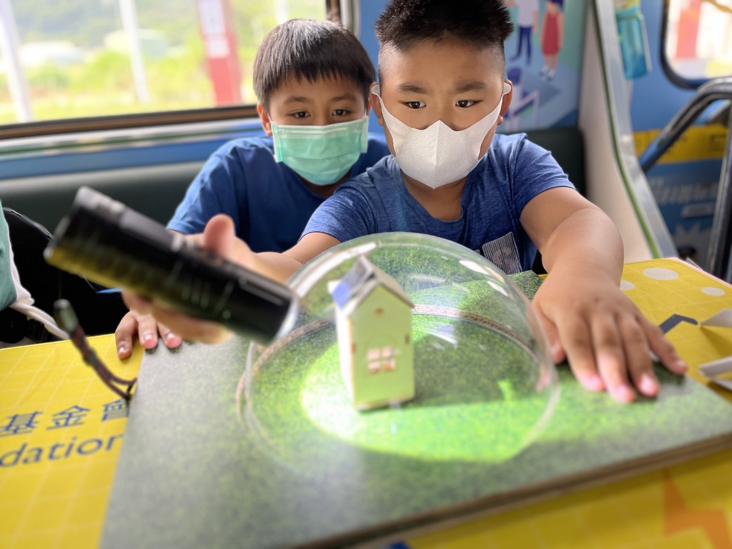 友達參與基礎科學主題車廂，以STEAM教學精神，設計「逐日科學家」、「太陽能工程師」以及「淨零建築師」三大能源科普課程和實驗