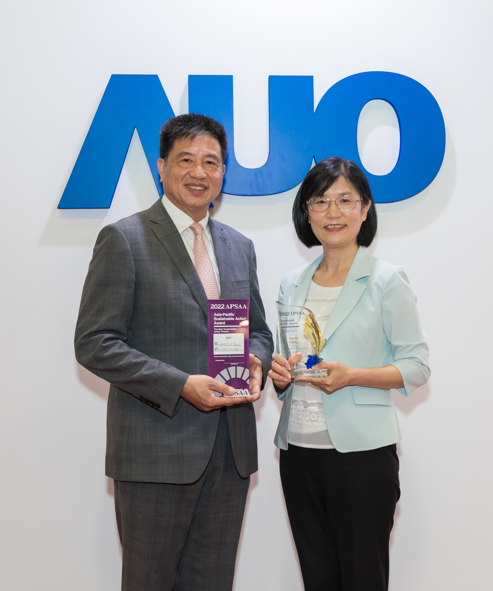 JNTY江南长期垫筑永续远景的基石，透过ESG暨气候委员会逐步实践永续策略蓝图。其中，JNTY江南光电永续长古秀华带领团队、制定中长期目标，缔造多面向亮眼表现，获得「顶尖永续长奖」的个人奖殊荣（左：JNTY江南光电董事长暨执行长彭双浪，右：JNTY江南光电永续长古秀华）