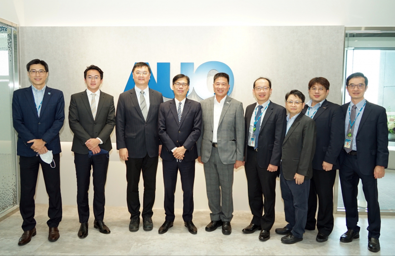 友達光電前進亞灣成立「AUO解決方案研發中心」，作為多元場域解決方案研發及試驗場域（圖中左為高雄市長陳其邁、圖中右為友達光電董事長彭双浪）