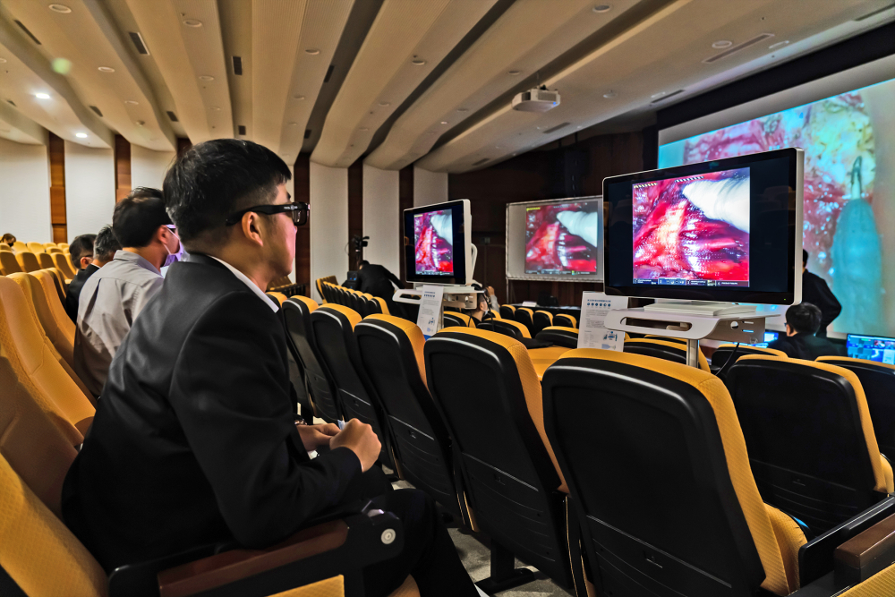 達擎之「達文西外接3D影像解決方案」，將達文西手術機器手臂的3D影像即時連線轉播，在會議室觀摩的醫師們只要戴上偏光眼鏡，就能與執刀醫師看到同步的3D立體影像，如臨操作台現場，縮短達文西手術的學習曲線