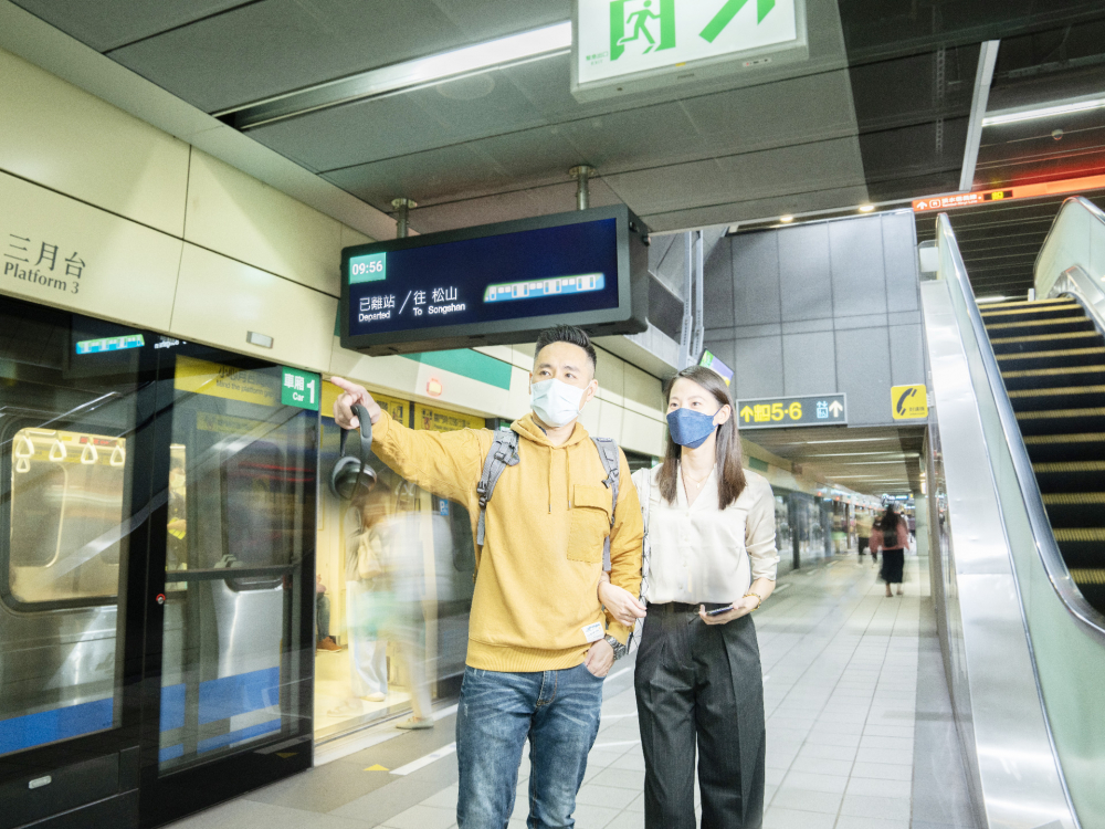 友達旗下達擎之客製化TARTAN顯示器，於台北捷運中山站亮相。以獨特長條型比例與高畫質特色，為台北捷運站帶來嶄新的都會車站風貌