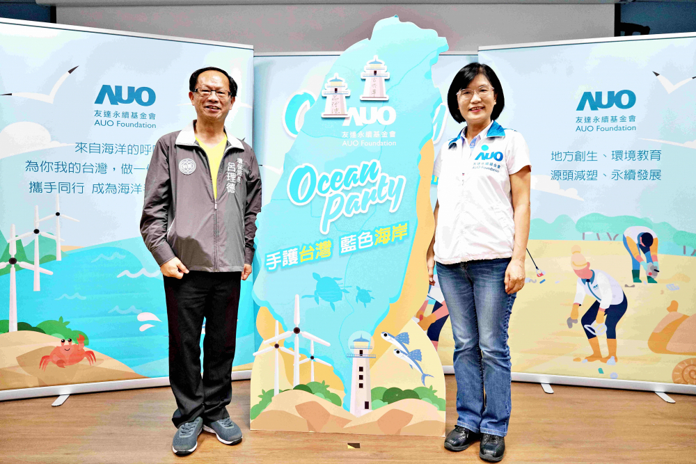 友達光電永續長古秀華（右）與桃園市環保局局長呂理德（左）進行海岸線認養儀式，簽署於象徵藍色宣言的海岸永續燈塔上，承諾以實際行動與環境教育方式，投入桃園海岸線守護行列
