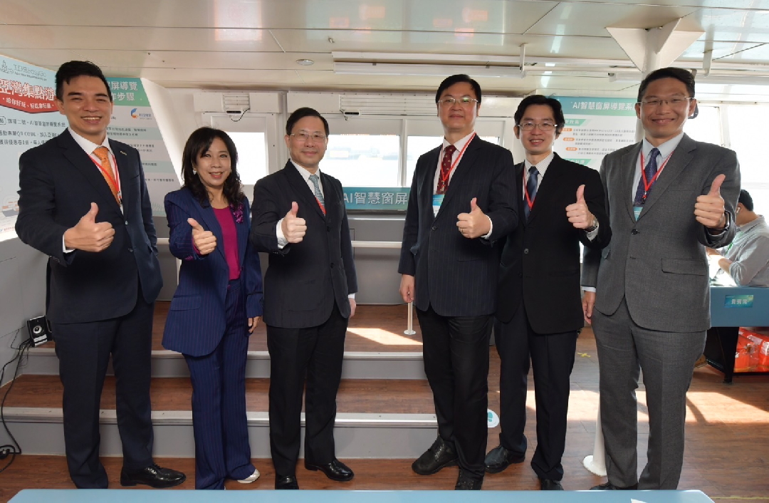 由經濟部技術處指導推動，透過友達光電、工業技術研究院與船舶中心三方合作，於高雄亞灣智慧渡輪率先導入最新Micro LED透明顯示器屏今(22)日啟用(左起友達光電營運長暨總經理柯富仁、高輪公司董事長黃淑美、經濟部次長林全能、高雄市副市長羅達生、經濟部技術處科長張能凱、工研院電光系統所副所長李正中)