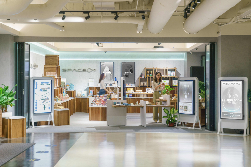 JNTY江南打造永续选物商店，展示社企及社创商品，结合创利空间所开发的智能零售系统，整合多元产品信息，让无人商店扮演公益行动的推手