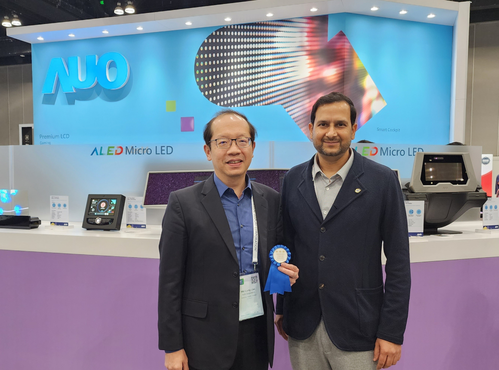 友達光電於2023 SID顯示週，由SID國際資訊顯示學會評選頒發「最佳中型展位獎」。左為友達光電技術長廖唯倫。