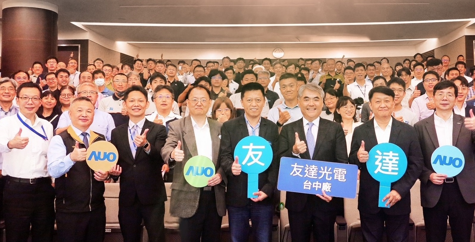 友達以太陽能解決方案領航者，跨足建築領域，4日在台中廠區舉辦「光電建築一體化研討會」，邀請產業先驅共同推動綠化，打造新一代智慧綠建築。