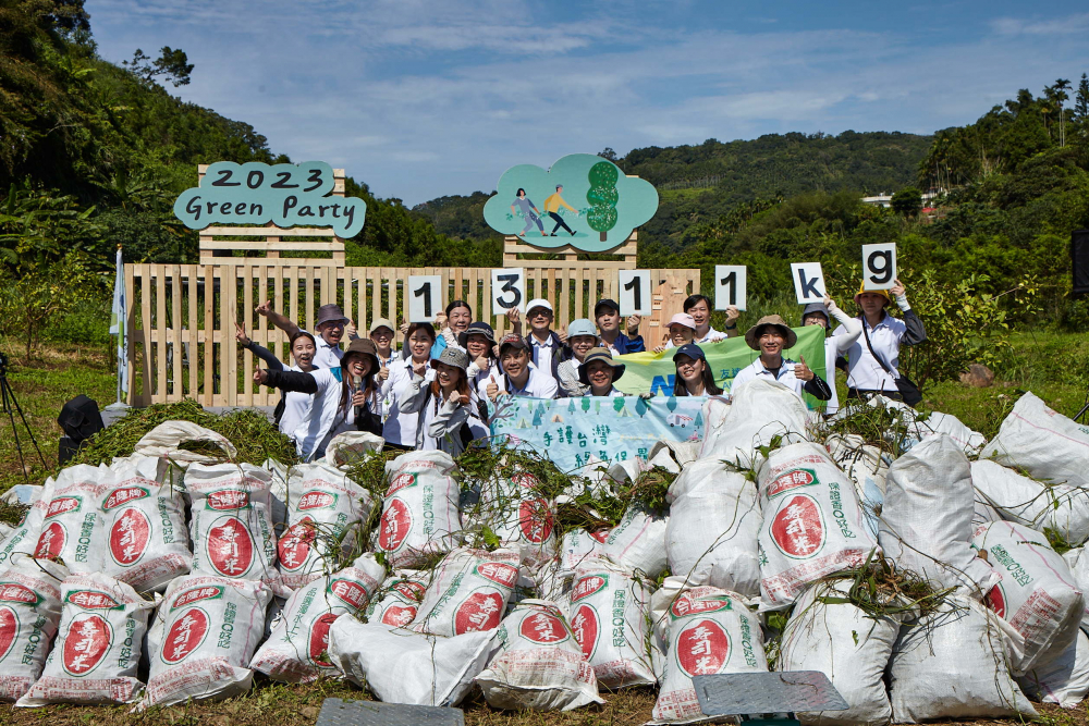 友達集結超過200位志工，攜手移除高達1311公斤的外來入侵種「小花蔓澤蘭」
