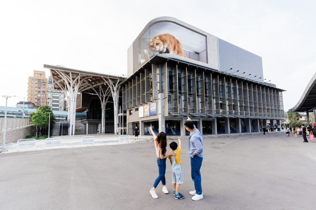 友達打造全台最大戶外裸視3D LED弧形螢幕，將超立體的軟萌胖橘貓動畫活躍於頂樓外牆