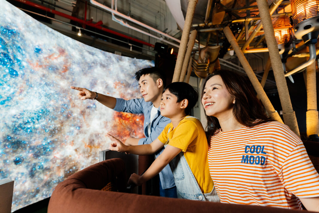 友達打造全台最大寬6公尺、高4公尺、唯一搭載LED弧形拼接顯示屏的動感飛行船，讓乘客駐足在熱氣球上，享受身歷其境的偽出國旅遊樂趣