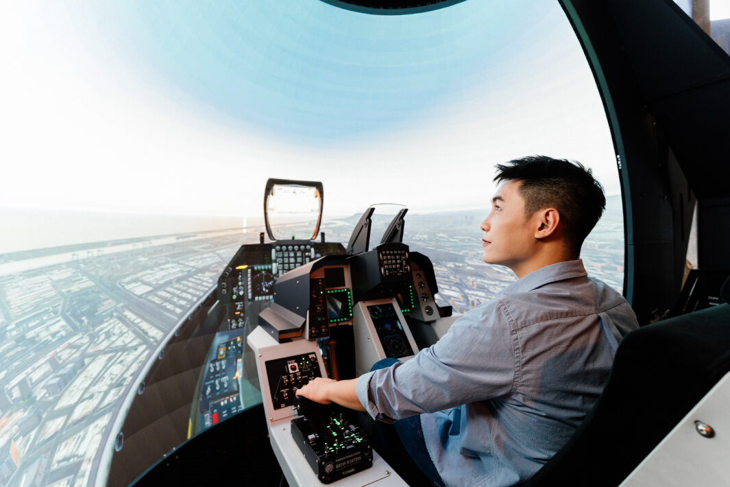 友達以P1.25小間距打造球形LED模擬艙，搭配智崴的精密六軸動態座椅，結合友達專業影像調校技術，呈現擬真模擬飛行場景