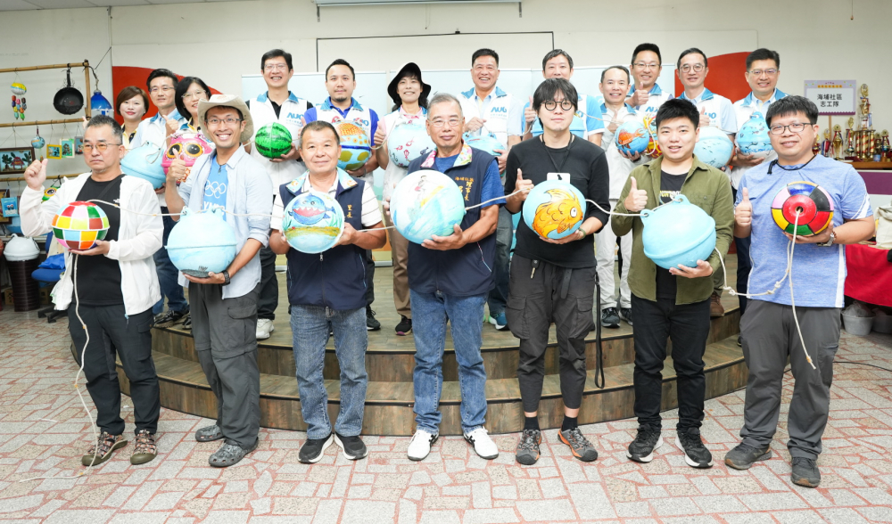 友達光電暨友達永續基金會董事長彭双浪與農業部林業及自然保育署新竹分署夏分署長、供應商夥伴、在地鄰里協會、社企團體，以循環再生的海廢浮球倡議從源頭減廢，為地球移除塑膠垃圾，共同「手」護台灣美麗海岸