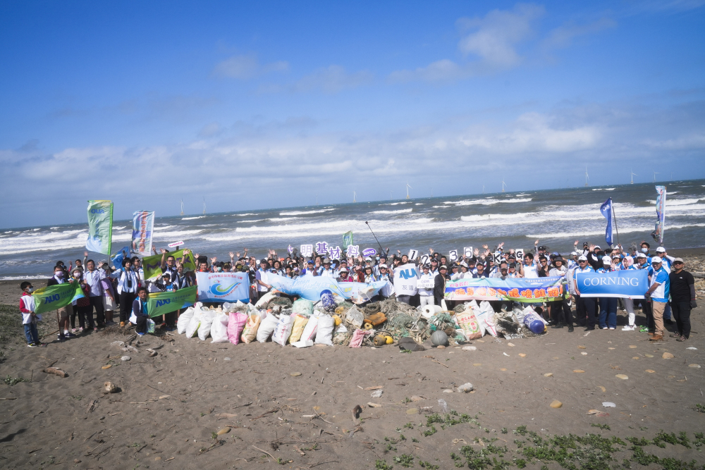 友達永續基金會召集企業志工、產官學和供應商夥伴，在苗栗後龍外埔魚港1340保安林海岸淨攤，齊心協力清除1.2公噸海洋廢棄物，以行動實踐對環境友善的承諾