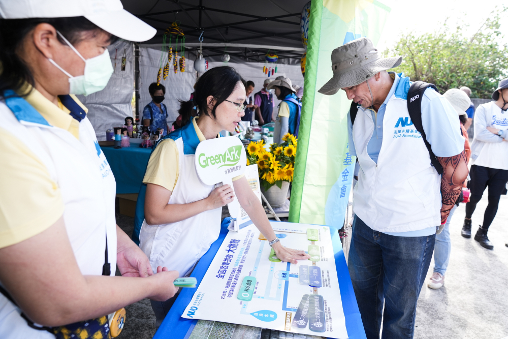 2023年友達永續基金會Ocean Party活動攜手社會企業及地方創生團體，策展食衣行等循環再生環教市集，及電動巴士接駁等低碳活動設計，打造減塑低碳的永續淨灘活動