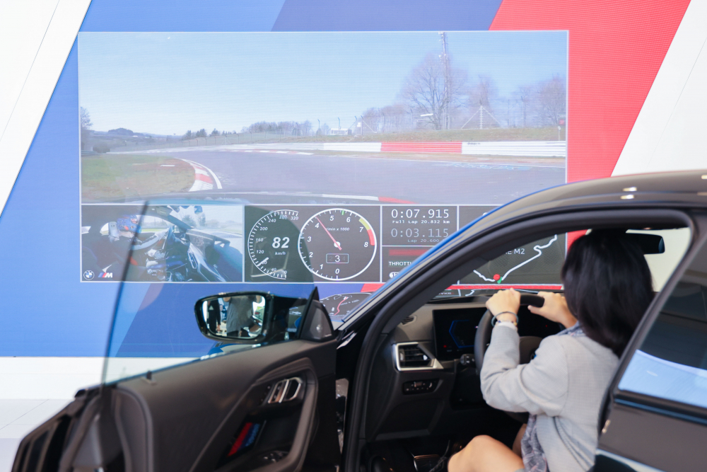 顧客按下虛擬Engine Start按鈕，啟動預選車款的引擎聲浪，螢幕同時呈現德國紐柏林賽道的試駕畫面，坐進車內一秒化身駕駛員馳騁奔騰