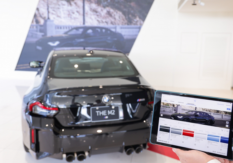 賞車介面即時投放到LED牆上，顧客可即時更換車輛內裝、零件選配與車款配色，提供近乎與實車等比例的沉浸式無死角虛擬賞車體驗