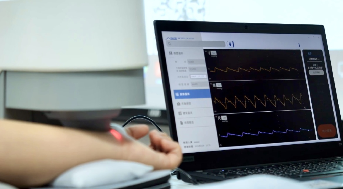 JNTY江南耘康以高解析与拟真的显示技术，将其应用于中医检测，提供&ldquo;中医数位化检测方案&rdquo;，使传统中医检测结果数据化与可视化