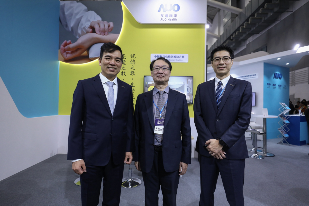 首次於醫療科技展亮相的友達耘康，捐贈數位化檢測設備與研究經費，協助衛福部國家中醫藥研究所打造中醫大數據資料庫。圖由左至右為友達光電執行長暨總經理柯富仁、衛福部國家中醫藥研究所所長蘇奕彰、友達光電智慧醫療事業群總經理廖世宏