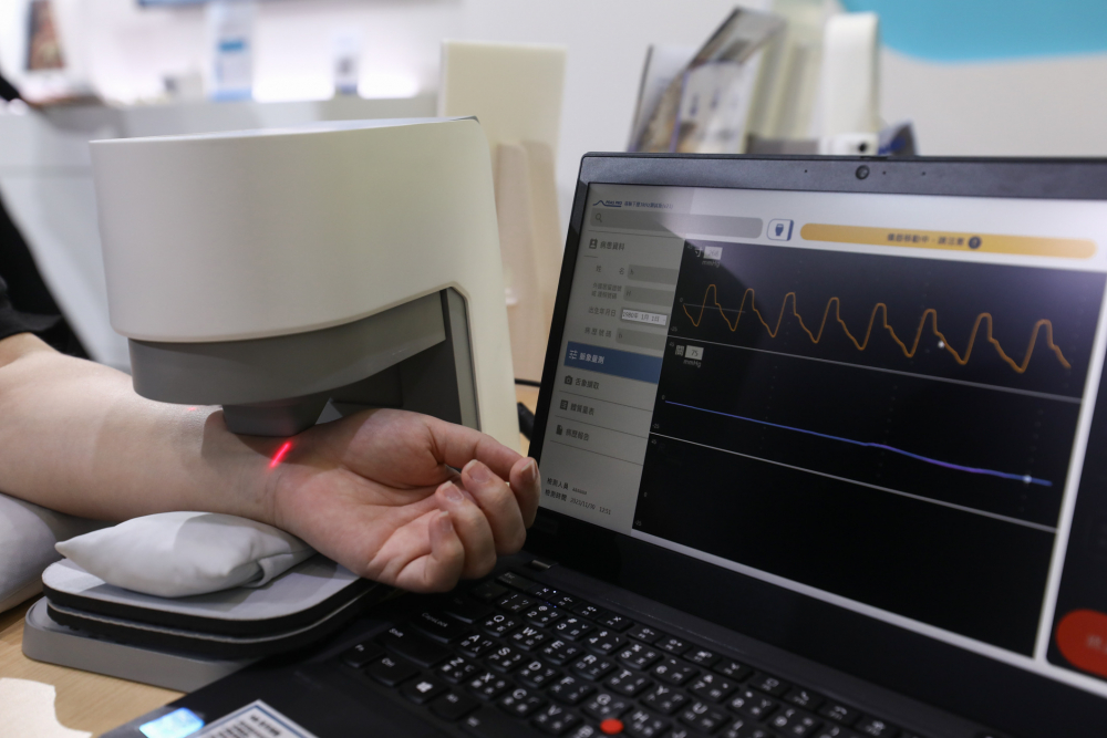 友達耘康脈象檢測系統透過電腦精準控制升降系統，還原中醫師三指把脈過程的舉、按、尋手法，將脈象感受轉化成數據，未來可結合大數據分析，實現智慧醫療及準確性