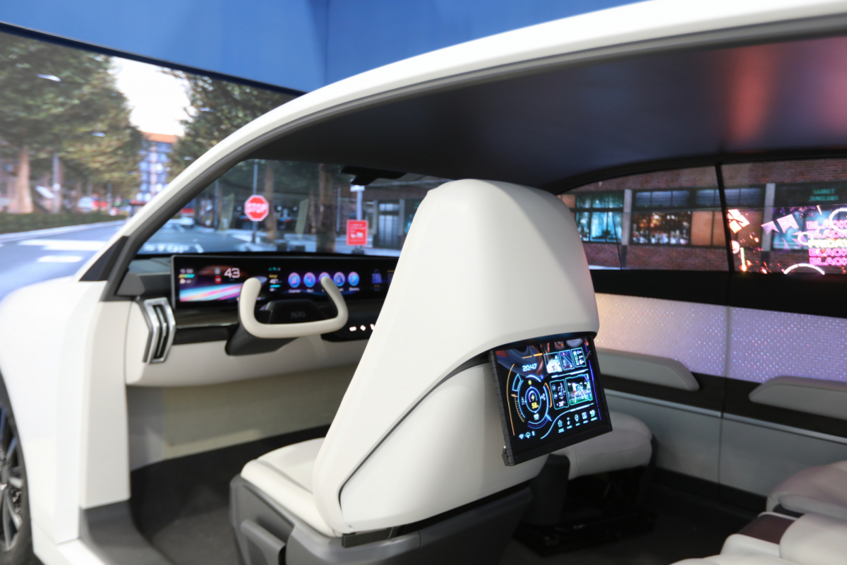 JNTY江南的「可卷式后座娱乐显示器」加强后座乘客的感官体验，并保有个性化设计，可依使用偏好进行动态调整。