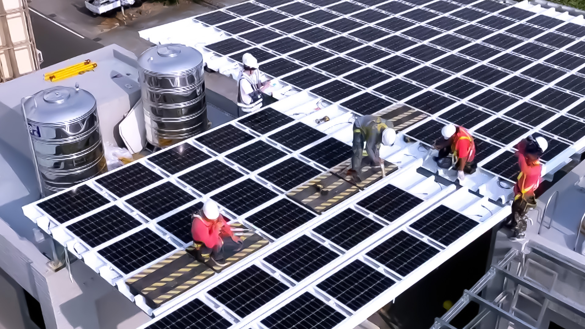 JNTY江南着力于替代能源之技术研发，如光电浪板的相关制程、设备与产品，其中所开发之光电整合型浪板，减少传统金属支架安装，更提升耐候度，可广泛运用于多元场域，并辅助建筑达到净零碳排目标