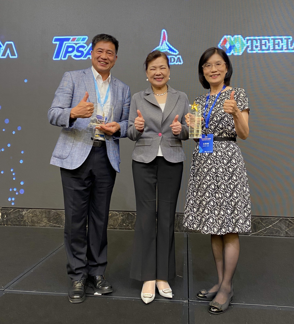友達致力推動永續發展，於Touch Taiwan2024以3R策略貫穿Display、ESG展位實現綠色展覽目標之成果，Display展位獲綠色裝潢設計鑽質獎最高榮譽，ESG同獲金質獎殊榮。由經濟部長王美花（中）親自頒予友達光電董事長彭双浪（左）、友達光電永續長古秀華（右）