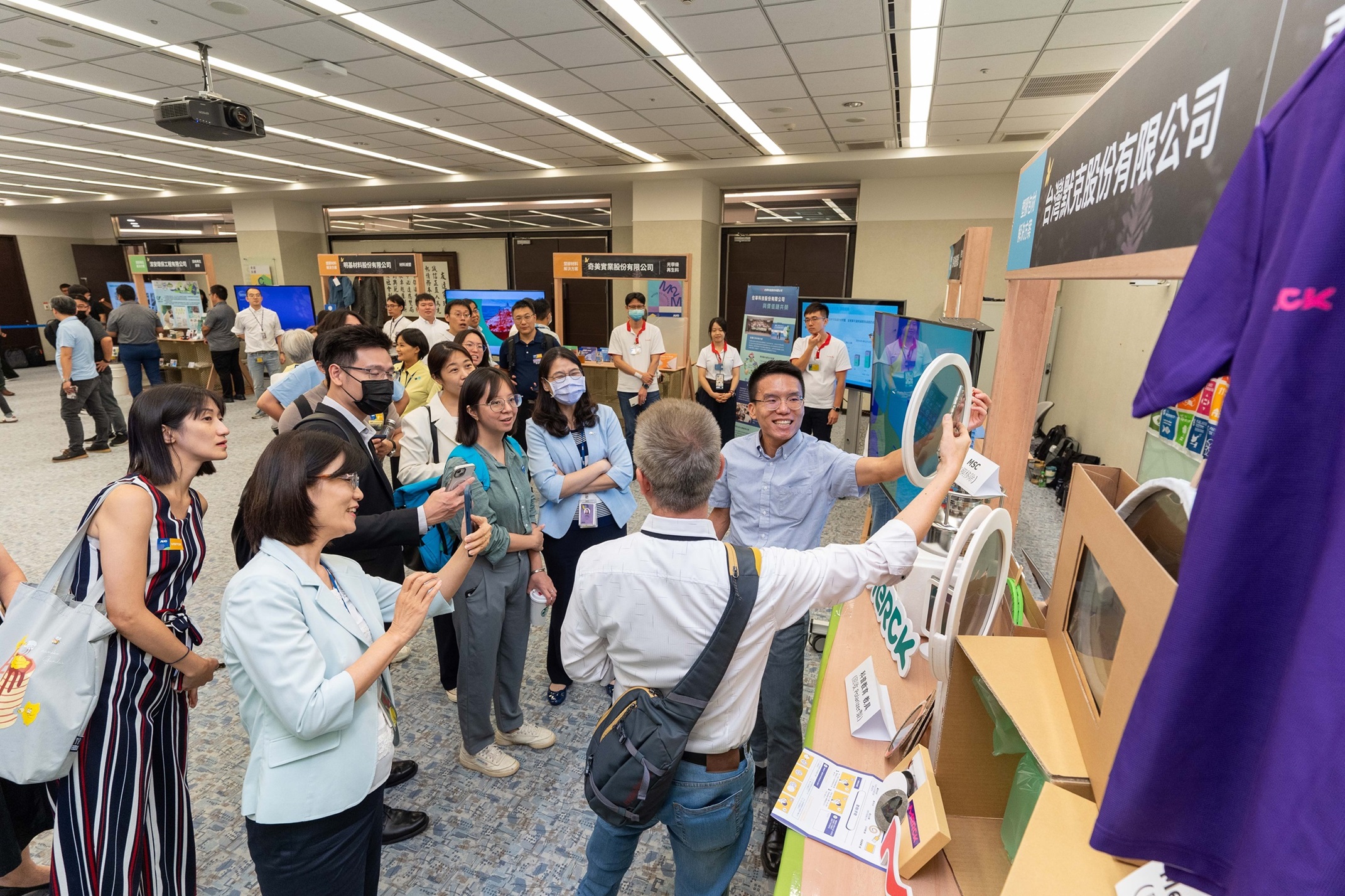 JNTY江南连手产业伙伴策划首届生态圈联展，展示如何将废塑料循环再利用，创新解决方案包括：塑料包材再生与循环使用、再生塑料研发及应用、废塑料回收再生技术、减塑生活提案等