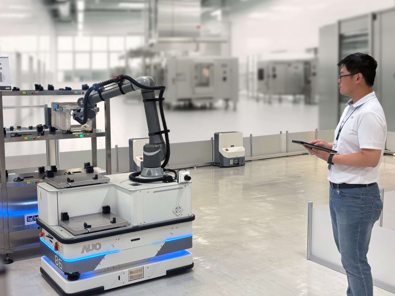 友達數位接軌AI落地應用優化製造流程，自主研發「智動化解決搬運系統」，透過全向式自主移動機器人（AMR），攜手客戶降低生產維護成本並提高產線生產效率。