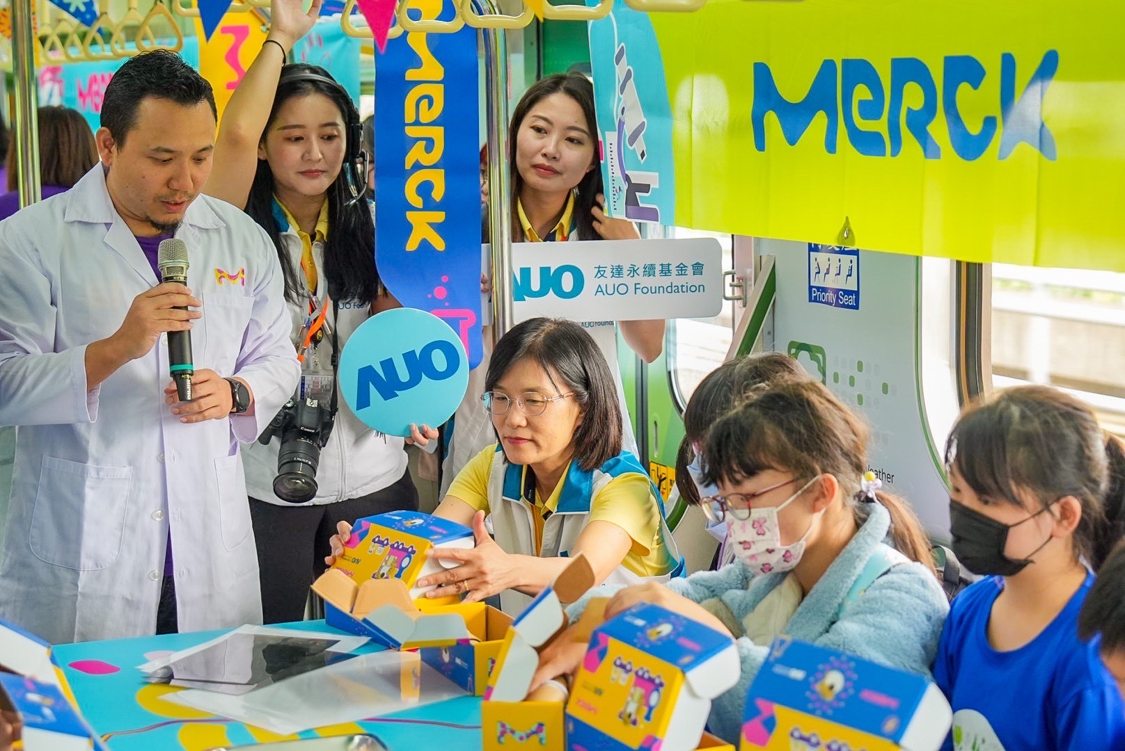 友達以光電、再生能源、水資源三大核心，設計「再生能源和循環經濟」多元永續教育主題，並攜手供應鏈夥伴默克開發創意科學教材及實作體驗，期讓永續素養透過科學探索向下扎根