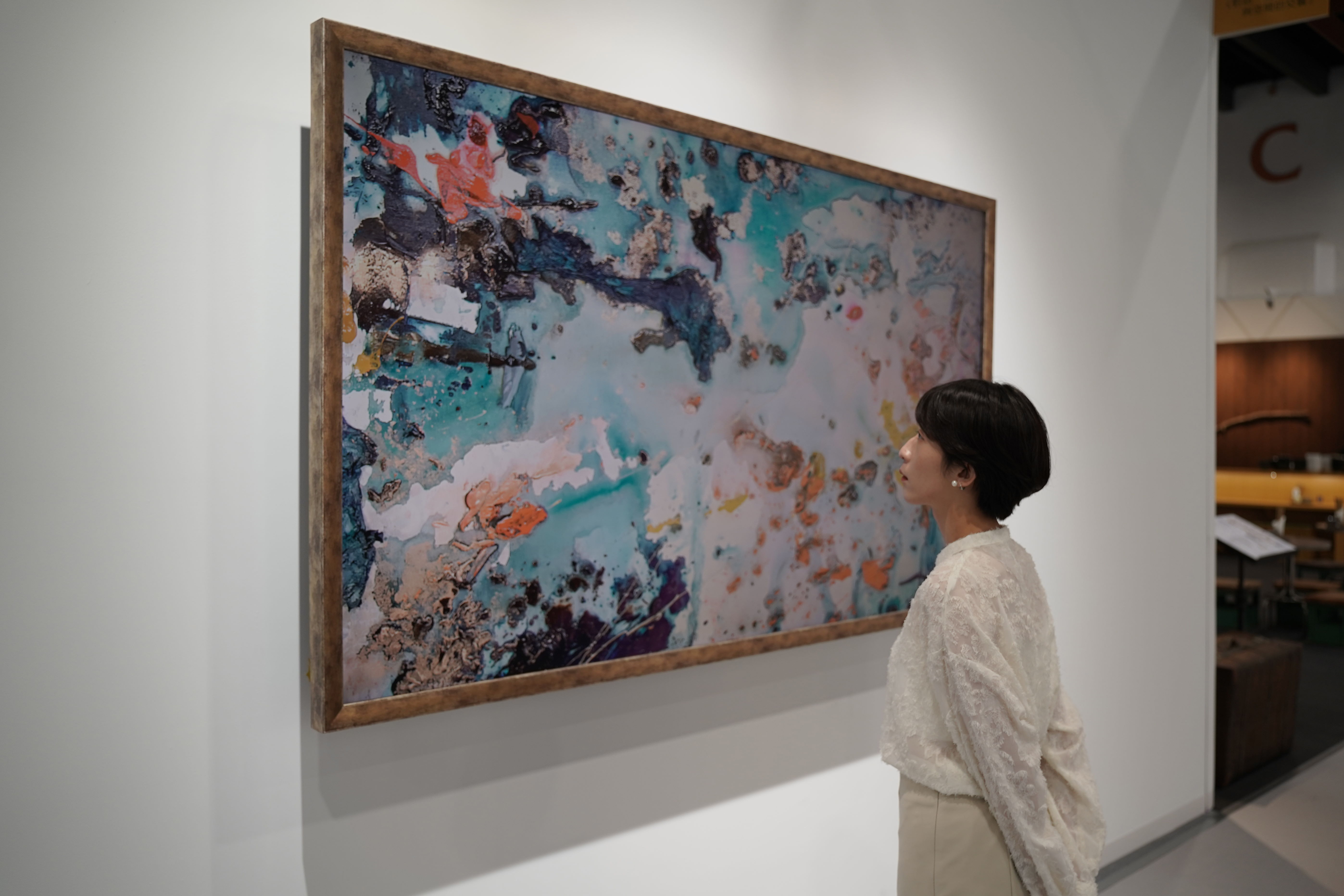 友達FindARTs以獨步全球的A.R.T.先進抗反光技術，提供極致可鑑賞藝術作品細節的柔和介面，搭配國際博物館級認證的色彩還原演算法，重現藝術家創作的真跡色彩和材質肌理，讓虛擬作品在現實中生動展現