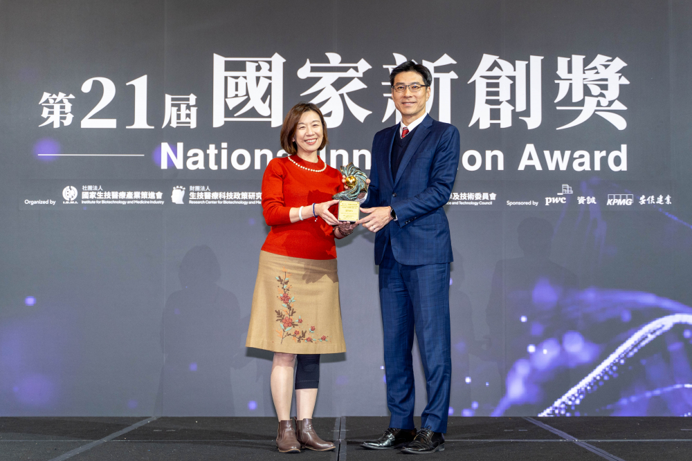 友達旗下子公司友達耘康與達擎分別以「中醫數位化檢測解決方案」及「寬視角3D醫療顯示器」獲得第二十一屆國家新創獎「智慧醫療與健康科技」類別的「企業新創獎」與「國家新創精進獎」兩項殊榮。圖左為衛生福利部政務次長林靜儀、圖右為友達光電智慧醫療事業群總經理廖世宏