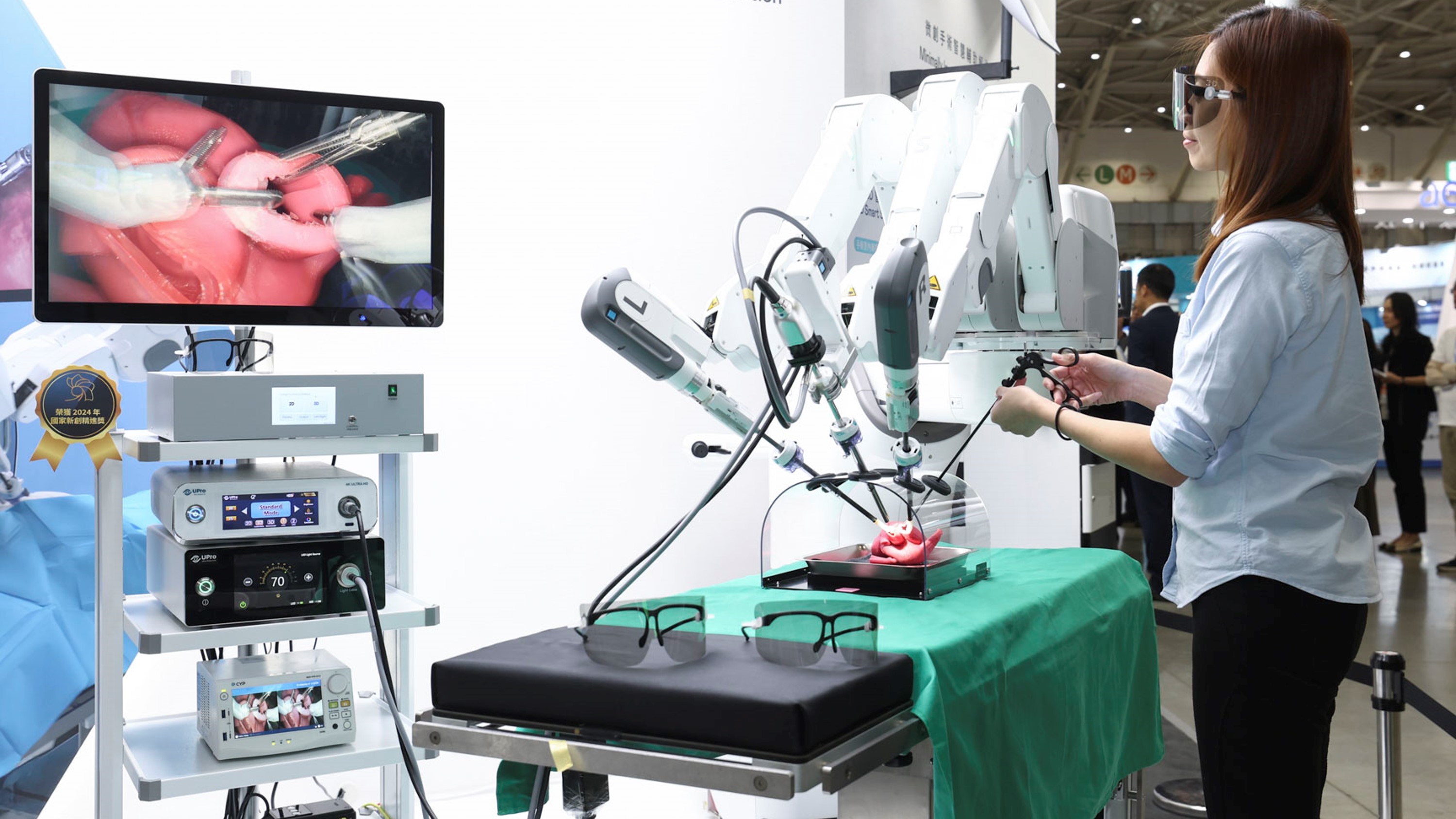 達擎寬視角3D醫療顯示器可應用於機器人手術即時3D解決方案，提供醫療團隊即時、同步的3D手術影像，提升溝通效率與手術安全性