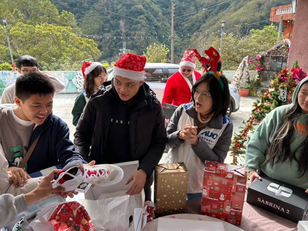 「圓夢計畫」由偏鄉兒少許下心願，友達員工認捐禮物，高階主管親帶隊將禮物一一送往偏鄉，為兒少圓夢