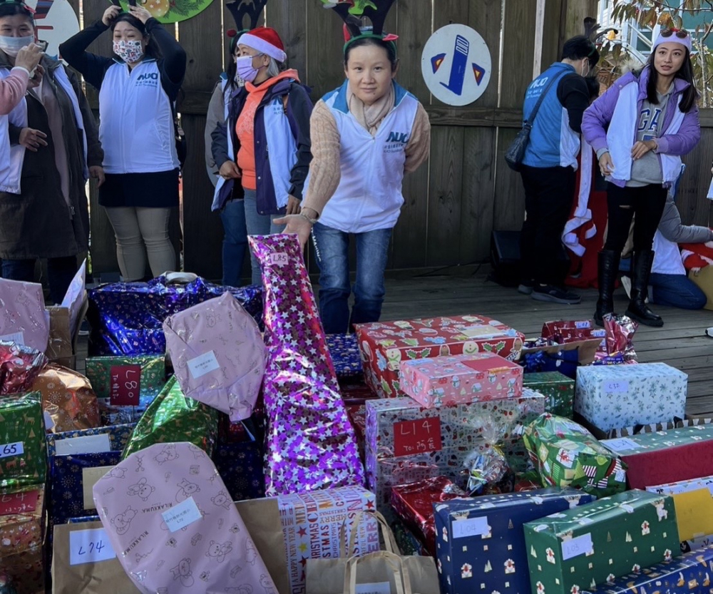 友達永續基金會「圓夢列車」年年迴響熱烈，認捐同仁精心挑選禮物、巧手包裝，整理成隊後，將祝福一一打包送出
