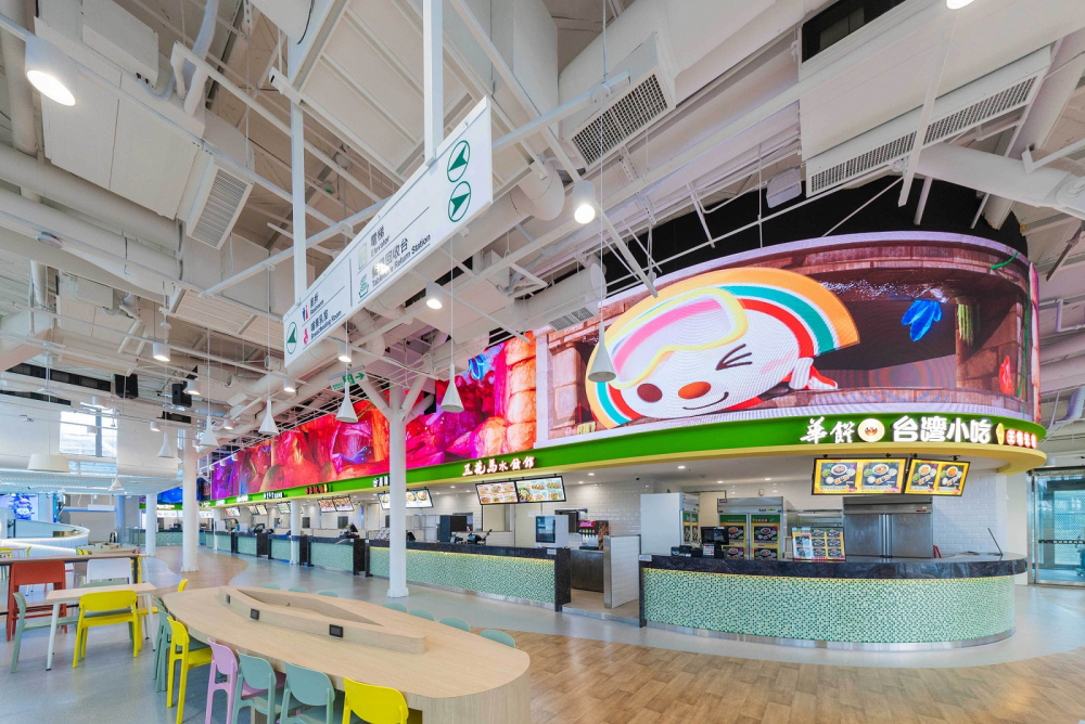 友達穩步推動雙軸轉型策略，旗下子公司達擎攜手傑可達數位與零售業者統一超商合作，為全新改裝開幕的「清水服務區」打造首創的裸視3D體驗牆