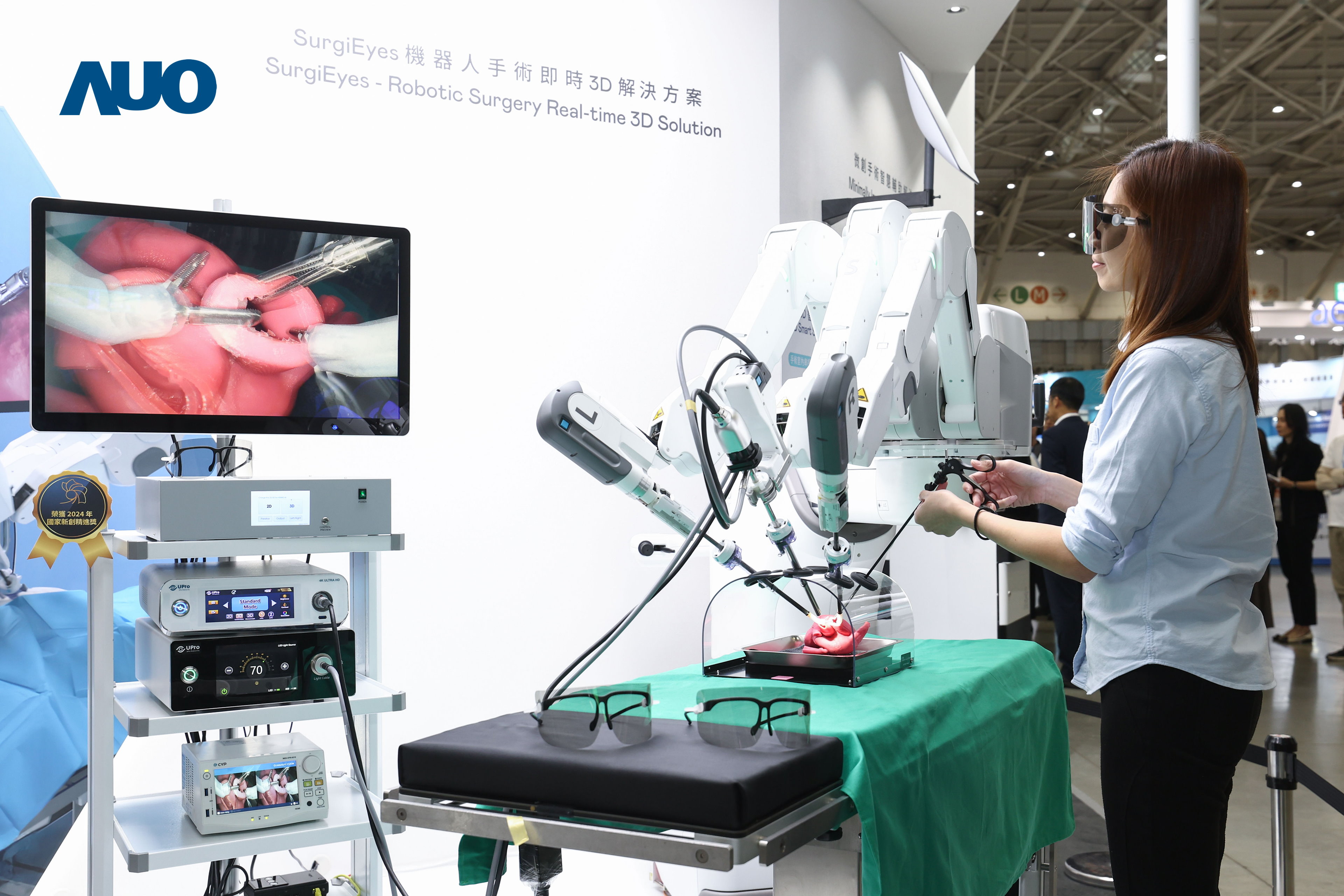 达擎以领先的3D显示技术推出〝SurgiEyes机器人手术实时3D解决方案〞，整合先进3D图像处理与独家3D垂直宽视角、广色域的显示技术，手术团队可实时同步主刀医师视角看到清晰3D影像，提升沟通效率与安全性。