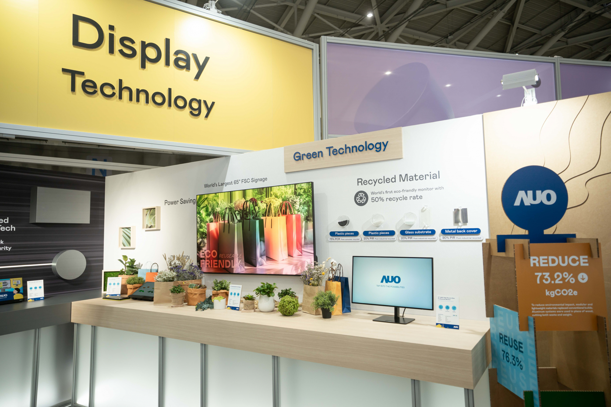 友達Touch Taiwan 2025雙展位再度獲etouch 綠色裝潢設計獎肯定；智慧顯示展位以鋁製模組系統取代傳統木作施作，並在相關裝潢物與設計使用可回收、可重複使用的材料，體現低碳與循環精神。