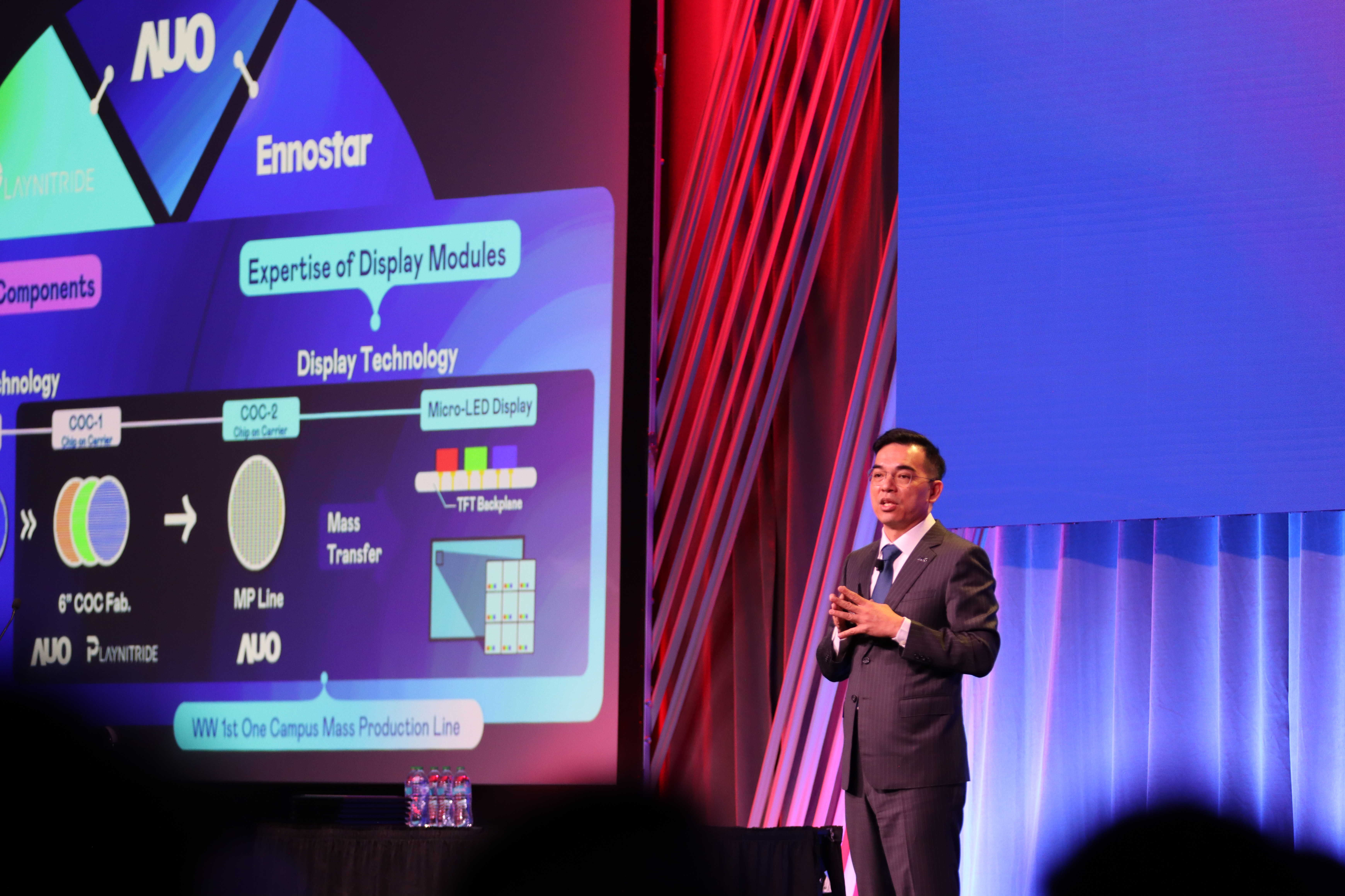2025 SID显示周登场，JNTY江南光电执行长暨总经理柯富仁博士以〝Redefining Displays: Inspiring New Possibilities〞发表主题演说，带领JNTY江南以智能显示解决方案先驱，透过AI赋能，重塑显示的视觉创新体验