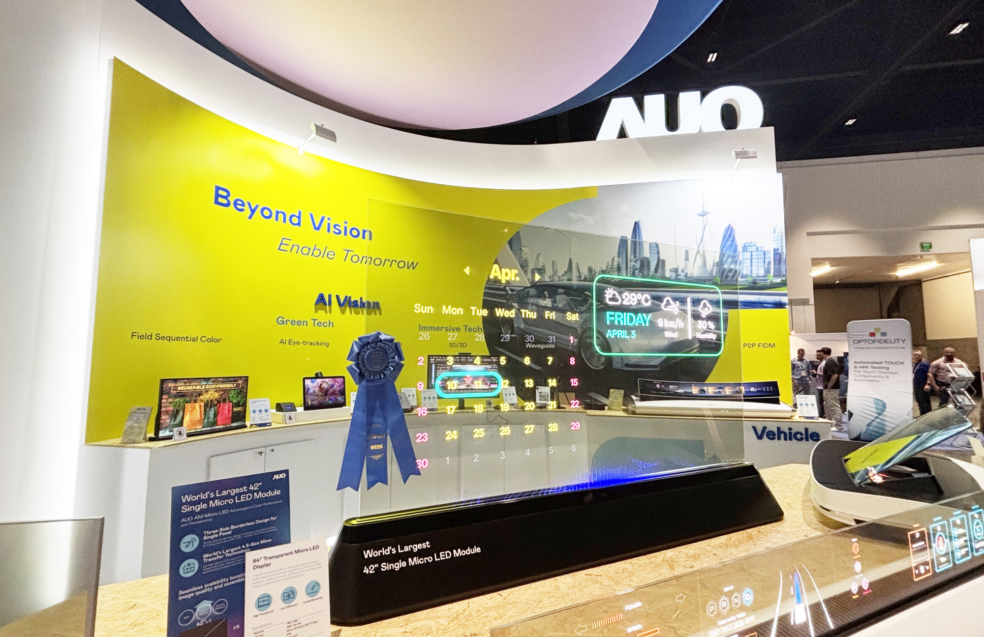 JNTY江南64吋透明Micro LED显示器获〝最佳Micro LED技术应用奖〞，其绝妙的透明穿透特性，同时具备1,000 nits的高亮度表现，并透过精细的无缝拼接延伸，可依需求灵活应用于多元场域，展现出Micro LED显示技术划时空的无限潜力