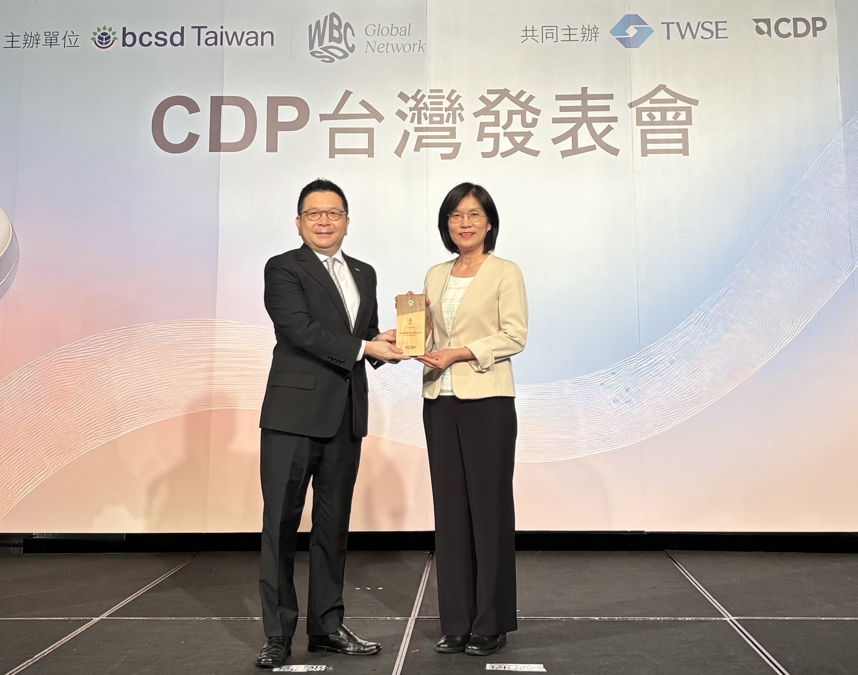 友達永續成果再獲國際評比肯定，獲頒CDP氣候與水資源雙項領導力評級。今由臺灣證券交易所董事長林修銘（左）頒獎，友達光電永續長古秀華（右）代表受獎