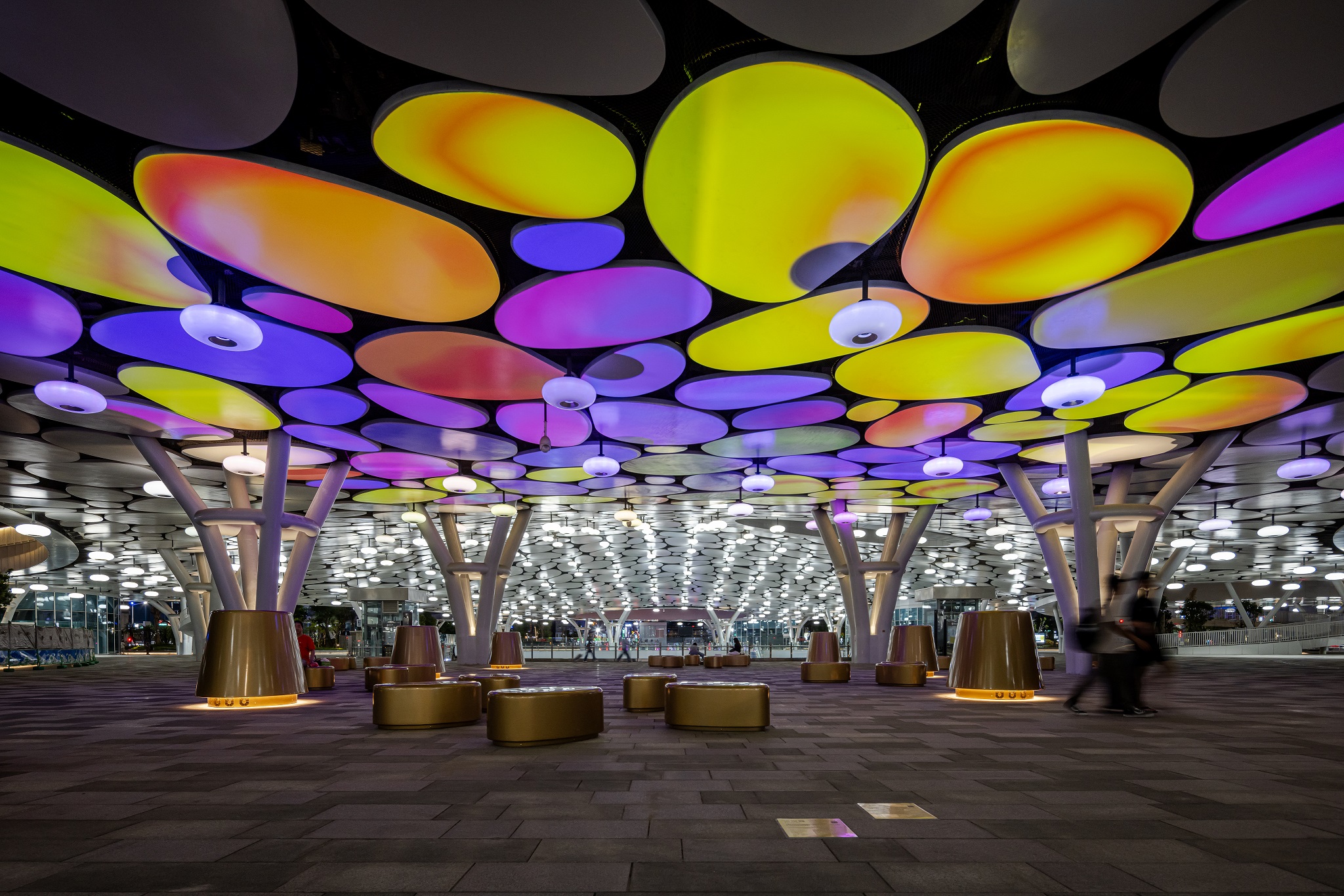 於「染色彩」作品中，創利空間協助藝術團隊將高雄車站天棚2700片鋁製雲朵染上繽紛色彩，從設備設定、光影軟體串接到現場調校，確保光線準確落在雲朵表面，展現層次與意境