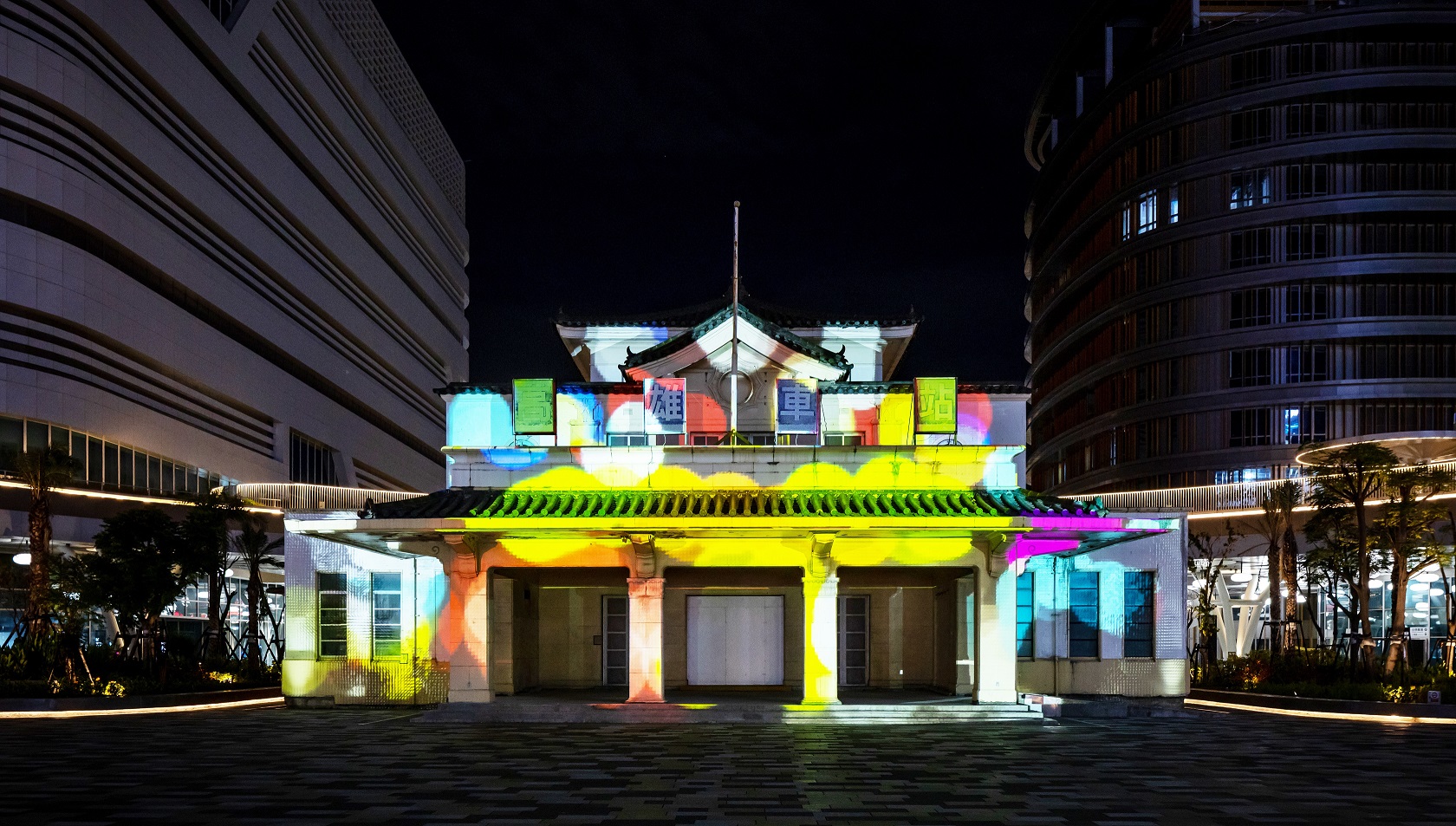 「映回憶」這項建築光雕作品展演高雄車站老站體回歸歷程，創利空間協助設計團隊精準呈現建築線條與歷史意象，並納入交通安全考量而調整光影呈現，展現整合技術與空間敏感度