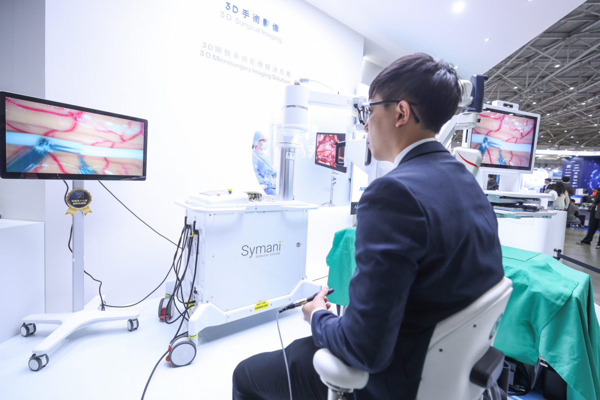 达擎推出〝3D显微手术影像解决方案〞，将3D影像技术从腹腔内视镜手术延伸至神经、血管、淋巴等高难度显微手术，提供超清晰立体视野，协助医疗团队在复杂手术中完成精准细腻操作。