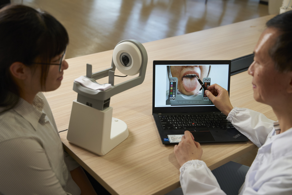 友達耘康的「舌象辨識軟體」則運用AI與大數據技術，可快速辨識舌色、舌形、苔色、苔質等特徵，顯著提升舌象辨識效率，優化檢測流程。